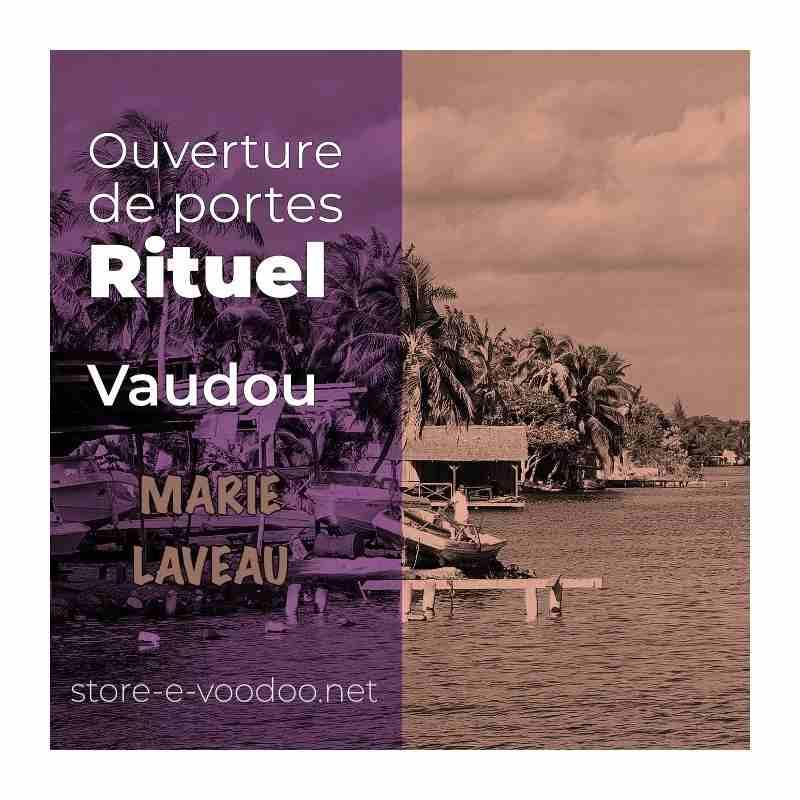 Ouverture de portes - Rituel Vaudou - un carbet en deux couleurs sur les rives d'Haïti, paysage de palmier