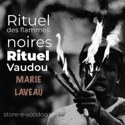 Rituel des flammes noires - un sorcier tient 6 flambeaux en flamme - image en noir et blanc d'un rituel vaudou Marie Laveau