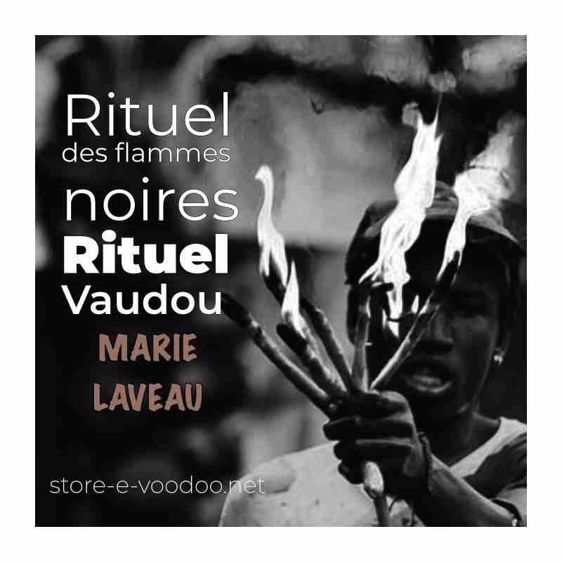 Rituel des flammes noires - un sorcier tient 6 flambeaux en flamme - image en noir et blanc d'un rituel vaudou Marie Laveau