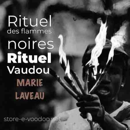 Rituel des flammes noires - un sorcier tient 6 flambeaux en flamme - image en noir et blanc d'un rituel vaudou Marie Laveau