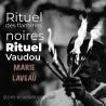Rituel des flammes noires - un sorcier tient 6 flambeaux en flamme - image en noir et blanc d'un rituel vaudou Marie Laveau