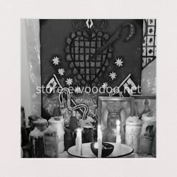 rituel de defense exécuté en vidéo immersive avec mambo marie laveau rituel vaudou in-situ erzulie dantor photo noir et blanc