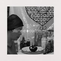rituel de defense exécuté en vidéo immersive avec mambo marie laveau rituel vaudou in-situ erzulie dantor photo noir et blanc